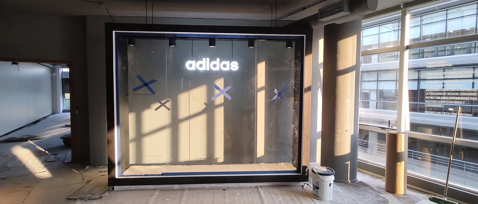 Oficina Adidas - Trabajos ILUTEC Soluciones